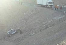 MOQUEGUA: PATRULLERO CAE A BARRANCO CON DOS POLICÃAS A BORDO