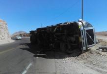 MOQUEGUA: CONDUCTOR PIERDE EL CONTROL DE CAMIÃ“N DE CARGA