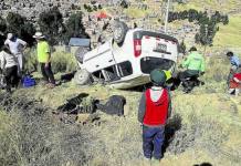 PUNO: AUTO CON 7 OCUPANTES CAE Y RUEDA POR PENDIENTE PERO TODOS SOBREVIVEN