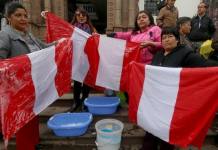 CUSCO: MAESTROS LAVAN BANDERAS Y ASEGURAN QUE ESCOLARES NO DESFILARÃN POR FIESTAS PATRIAS
