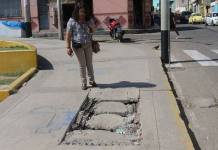 MOQUEGUA: VECINOS RECLAMAN POR TAPAS EN MAL ESTADO EN LAS VEREDAS