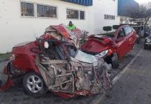 AREQUIPA: VEHÍCULO SE PARTE EN DOS Y CHOFER SALVA DE MILAGRO