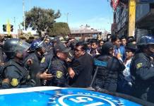 PUNO: DANZARINES TOMAN PLAZA BOLOGNESI, SE ENFRENTAN A SERENOS Y GENERAN VIOLENCIA
