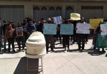 PUNO: PROTESTAN CARGANDO FÃ‰RETRO DE JOVEN EN PUERTA DEL CONSULTORIO CLANDESTINO EN JULIACA