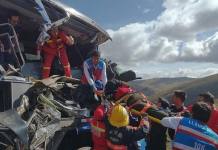 APURIMAC: UN MUERTO Y CUATRO HERIDOS DEJA CHOQUE ENTRE BUS Y VOLQUETE