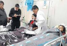 PUNO: FAMILIARES DE PACIENTES AGREDEN A MÃ‰DICOS POR FALTA DE ATENCIÃ“N