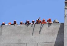 TACNA: OBREROS PROTESTARON EN AZOTEA DE EDIFICIO POR NO PAGO DE SUELDO