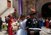 AREQUIPA: BOMBERO AREQUIPEÃ‘O ATENDIÃ“ INCENDIO ANTES DE ACUDIR A SU BODA