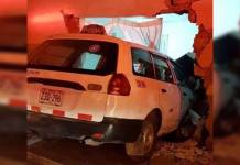 MOQUEGUA: ALCALDE DEL C.P. DE CHEN-CHEN SALVA DE SER EMBESTIDO POR AUTO QUE IMPACTÃ“ CONTRA SU CASA