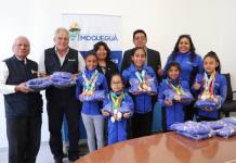 MOQUEGUA: DELEGACIÃ“N DE NIÃ‘AS QUE PARTICIPARÃ EN CONCURSO NACIONAL DE GIMNASIA ARTÃSTICA RECIBIERON INDUMENTARIA DEPORTIVA DE PARTE DEL GOBIERNO REGIONAL