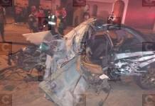 TACNA: AUTO CONDUCIDO POR POLICÃA SE ESTRELLA CONTRA POSTE DE ANUNCIO PUBLICITARIO Y DEJA DOS HERIDOS