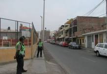 TACNA: FORÃNEO ARREBATA CELULAR A JOVEN QUE ATENDÃA LLAMADA Y PEATONES LO ATRAPAN