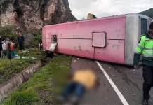 CUSCO: AL MENOS DOS FALLECIDOS Y 20 HERIDOS TRAS VUELCO DE BUS