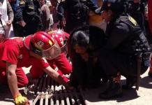 PUNO: MUJER QUEDÃ“ ATRAPADA EN ALCANTARILLA POR VARIOS MINUTOS