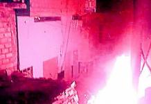 PUNO: ENARDECIDOS POBLADORES SAQUEAN E INCENDIAN LOCALES NOCTURNOS EN ANANEA