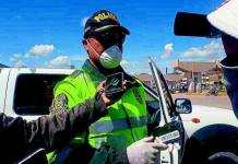 PUNO: DETIENEN A POLICÃAS QUE LIBABAN CERVEZA EN PLENO ESTADO DE EMERGENCIA