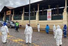 CUSCO: POLICÃAS PONEN CUOTA Y ENTREGAN COMESTIBLES A TRABAJADORES DE LIMPIEZA