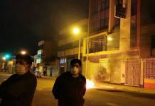 PUNO: POBLADORES QUEMAN LLANTAS Y APEDREAN HOSPEDAJES POR ALBERGAR A PERSONAS QUE LLEGARON DE TACNA