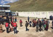 PUNO: POBLADORES RODEARON COMISARÃA EXIGIENDO INVESTIGAR MUERTE DE JOVEN