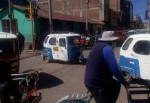 PUNO: VEHÃCULOS INFORMALES INVADEN CALLES Y GENERAN CAOS EN PLENO ESTADO DE EMERGENCIA