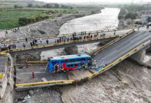 LIMA: COLAPSO DE PUENTE DEJÃ“ DOS FALLECIDOS Y MÃS DE 30 HERIDOS, TRAS CAÃDA DE BUS Y AUTO AL RÃO EN CHANKAY