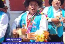 MOQUEGUA: EL GALLO CLAUDIO ZAPATEÃ“ Y CANTÃ“ SARAWJA EN LA PLAZA DE ARMAS