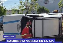 AREQUIPA: CAMIONETA VUELCA EN LA AV. DOLORES Y DEJA AL MENOS UN HERIDO ATRAPADO