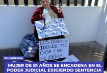 MUJER DE 81 AÑOS SE ENCADENA EN EL PODER JUDICIAL EXIGIENDO SENTENCIA TRAS 30 AÑOS DE FILTRACIONES QUE AFECTARON SU VIVIENDA