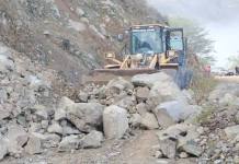 MOQUEGUA: TRABAJADORES DEL GORE MOQUEGUA, DE LA OBRA HUATALAQUE-SAN CISTOBAL, APERTURAN VIA SACUAYA-YOJO TRAS DERRUMBE POR CAÍDA DE LLUVIAS