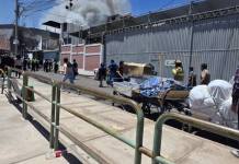 MOQUEGUA | COMERCIANTES RETIRAN SUS PRODUCTOS ANTE FUERTE INCENDIO EN LA CALLE MIGUEL GRAU